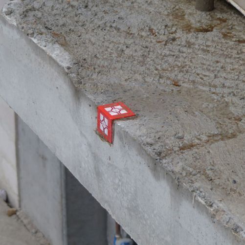 Plaquette angulaire RS80 rouge avec deux cibles réfléchissantes